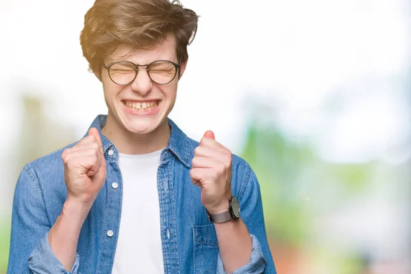 Homem Bonito Jovem Usando Óculos Sobre Fundo Isolado Animado Para — Fotografia de Stock