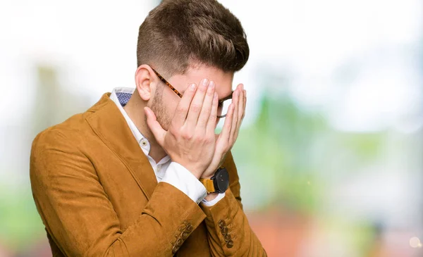 Joven Hombre Negocios Guapo Con Gafas Con Expresión Triste Cubriendo — Foto de Stock