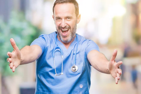 Mezza Età Hoary Anziano Medico Uomo Indossa Uniforme Medica Sfondo — Foto Stock