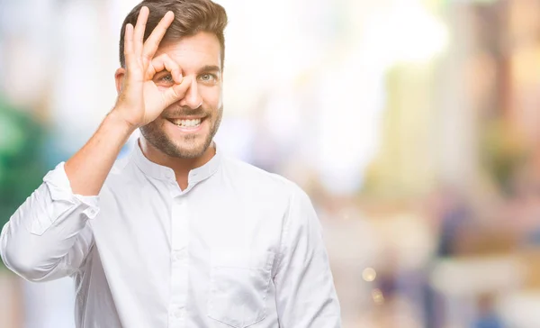 Stilig Ung Över Isolerade Bakgrund Gör Gest Med Handen Leende — Stockfoto