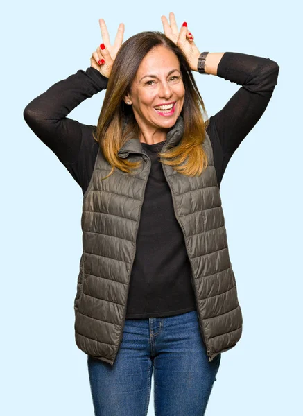 Mulher Meia Idade Bonita Vestindo Colete Inverno Posando Engraçado Louco — Fotografia de Stock