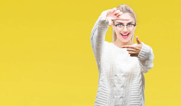 Joven Hermosa Mujer Rubia Con Gafas Sobre Fondo Aislado Sonriendo —  Fotos de Stock