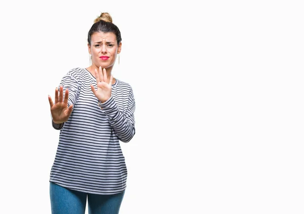 Ung Vacker Kvinna Casual Ränder Tröja Över Isolerade Bakgrund Rädd — Stockfoto