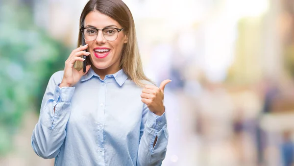 Junge Schöne Geschäftsfrau Telefoniert Mit Smartphone Über Isolierten Hintergrund Zeigt — Stockfoto