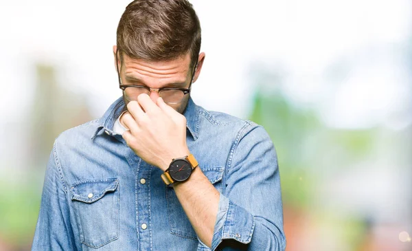 Hombre Guapo Usando Anteojos Cansados Frotando Nariz Ojos Sintiendo Fatiga — Foto de Stock