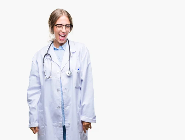 Mooie Jonge Blonde Dokter Vrouw Medische Uniform Dragen Geïsoleerd Achtergrond — Stockfoto