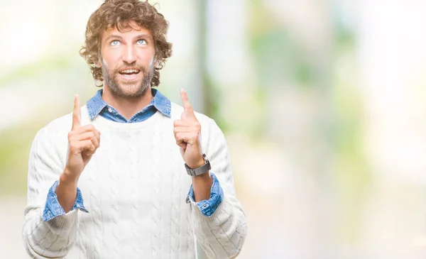 Bello Ispanico Uomo Modello Indossare Maglione Invernale Sfondo Isolato Stupito — Foto Stock