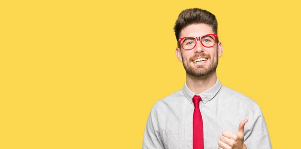 Mladý Pohledný Obchodní Muž Nosí Brýle Dělá Šťastné Palec Nahoru — Stock fotografie