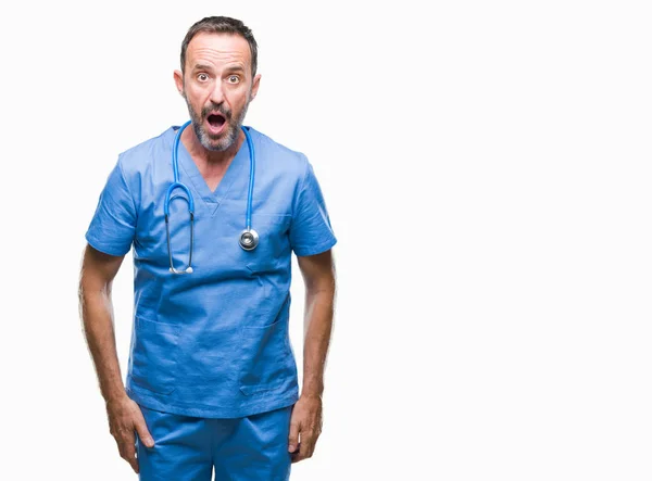 Mezza Età Hoary Anziano Medico Uomo Indossa Uniforme Medica Sfondo — Foto Stock