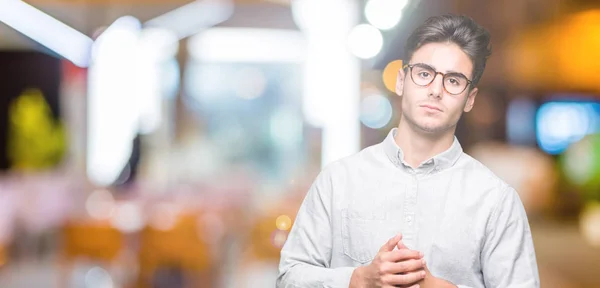 Mladý Pohledný Muž Nosí Brýle Nad Izolované Pozadí Ruce Dohromady — Stock fotografie