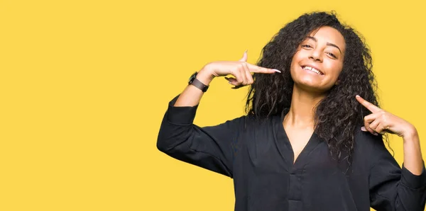 Giovane Bella Ragazza Con Capelli Ricci Indossa Abito Elegante Sorridente — Foto Stock