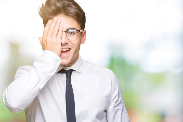 Junger Geschäftsmann Mit Brille Vor Isoliertem Hintergrund Der Ein Auge — Stockfoto
