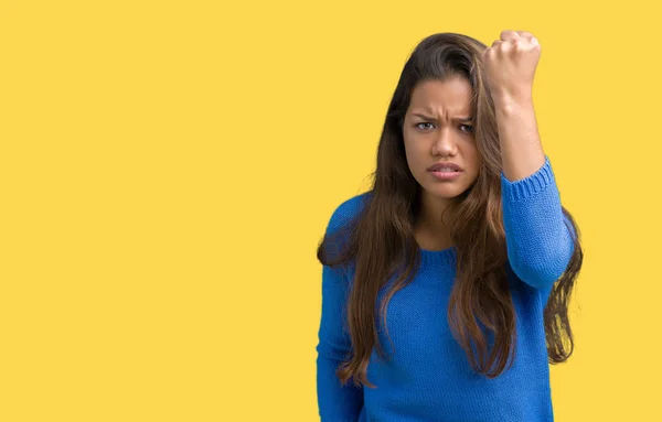 Jonge Mooie Brunette Vrouw Blauwe Trui Dragen Geïsoleerd Achtergrond Boos — Stockfoto