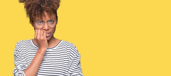 Gyönyörű Fiatal Afrikai Amerikai Szemüveg Elszigetelt Háttér Látszó Hangsúlyozni Ideges — Stock Fotó