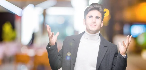 Joven Hombre Elegante Con Abrigo Invierno Sobre Fondo Aislado Loco —  Fotos de Stock