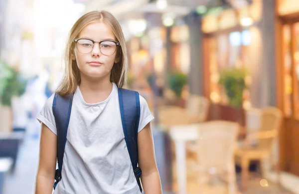 Młody Piękny Inteligentny Student Dziewczyna Sobie Plecak Białym Tle Poważną — Zdjęcie stockowe