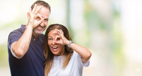 Pareja Informal Hispana Mediana Edad Sobre Fondo Aislado Haciendo Buen —  Fotos de Stock