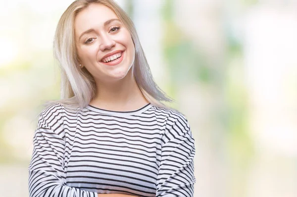 Młoda Blond Kobieta Białym Tle Szczęśliwy Twarz Uśmiechający Się Skrzyżowanymi — Zdjęcie stockowe