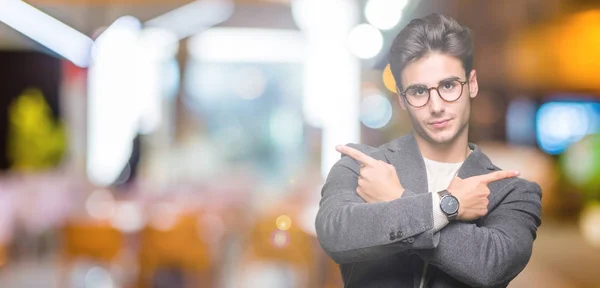 Unga Företag Man Glasögon Över Isolerade Bakgrund Peka Till Båda — Stockfoto