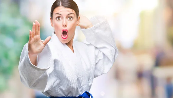 Jovem Mulher Bonita Vestindo Uniforme Kimono Karatê Sobre Fundo Isolado — Fotografia de Stock