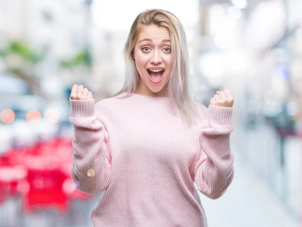 Giovane Donna Bionda Indossa Maglione Invernale Sfondo Isolato Celebrando Sorpreso — Foto Stock