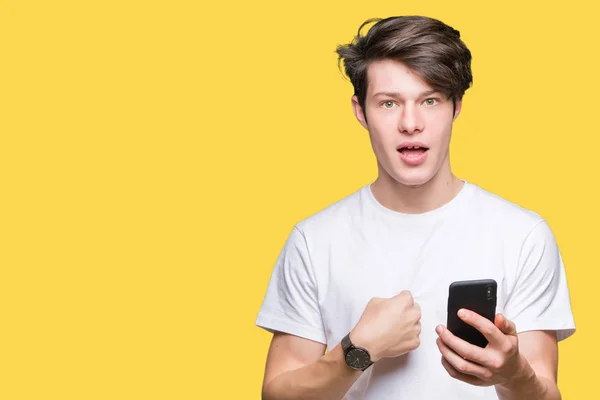 Giovane Uomo Utilizzando Smartphone Sfondo Isolato Con Faccia Sorpresa Puntando — Foto Stock