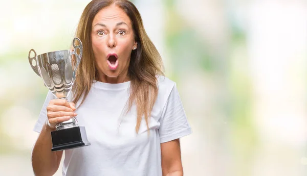 Średnim Wieku Zwycięzca Hiszpanin Kobieta Obchodzi Nagroda Gospodarstwa Trofeum Białym — Zdjęcie stockowe
