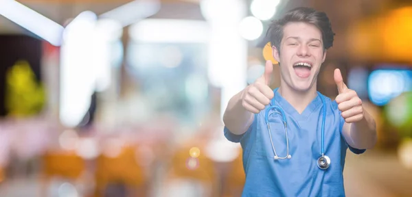 Mladý Lékař Lékařské Uniformě Nad Izolované Pozadí Schvalování Dělá Pozitivní — Stock fotografie