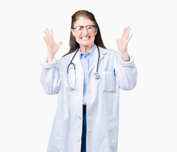 狂牛病と腕との成功のために狂気を祝う孤立の背景に医療のコートを着て中年中高年医師女性発生し 叫んで興奮して目を閉じた 勝者の概念 — ストック写真