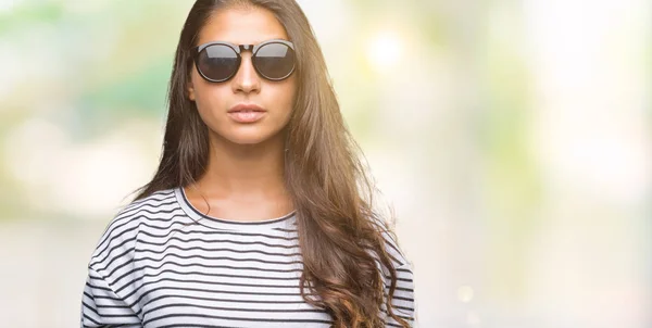 Jonge Mooie Arabische Vrouw Dragen Van Een Zonnebril Geïsoleerde Achtergrond — Stockfoto