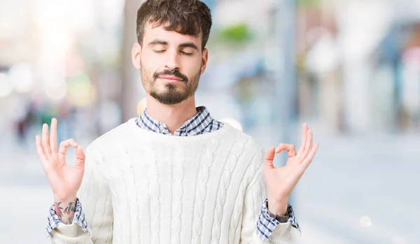 Jovem Homem Bonito Vestindo Camisola Inverno Sobre Fundo Isolado Relaxar — Fotografia de Stock