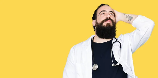 Lekarz Długimi Włosami Sobie Medycznych Płaszcz Stetoskop Uśmiechający Się Pewnie — Zdjęcie stockowe
