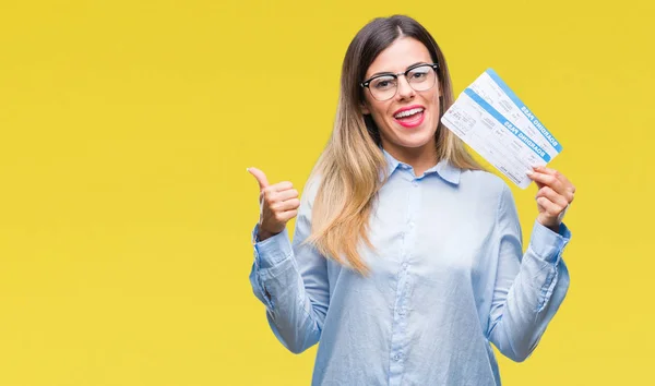 Giovane Bella Donna Possesso Carta Imbarco Sfondo Isolato Che Punta — Foto Stock