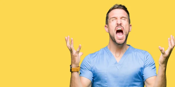 Hombre Guapo Doctor Vistiendo Uniforme Médico Sobre Fondo Aislado Celebrando — Foto de Stock