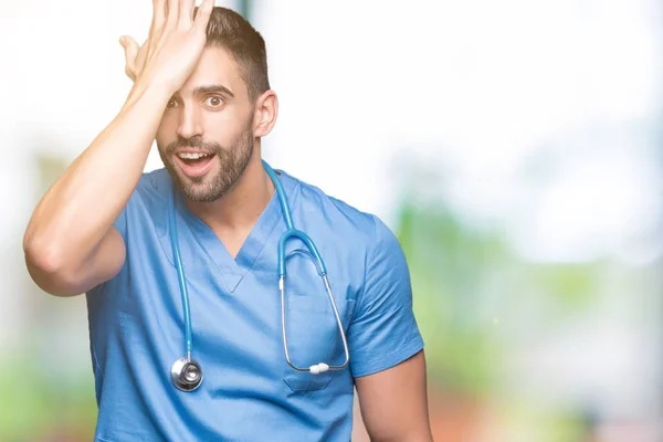 Knappe Jonge Dokter Chirurg Man Geïsoleerde Achtergrond Verrast Met Hand — Stockfoto