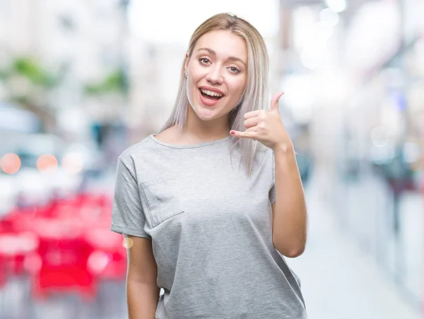 Mladá Blond Žena Izolované Pozadí Úsměvem Dělá Telefon Gesto Rukou — Stock fotografie