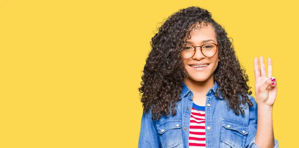 Joven Hermosa Mujer Con Pelo Rizado Con Gafas Que Muestran —  Fotos de Stock