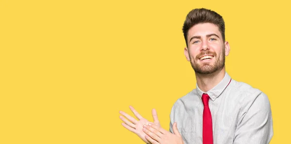 Fiatal Jóképű Üzleti Ember Clapping Tapsolt Boldog Vidám Mosolygós Büszke — Stock Fotó