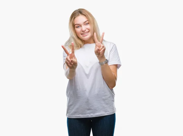 Mujer Caucásica Joven Sobre Fondo Aislado Sonriendo Mirando Cámara Mostrando —  Fotos de Stock