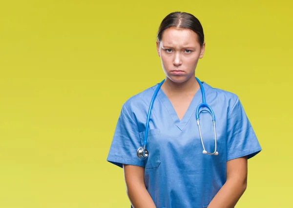 Unga Kaukasiska Läkare Kvinna Bär Medicinsk Uniform Över Isolerade Bakgrund — Stockfoto