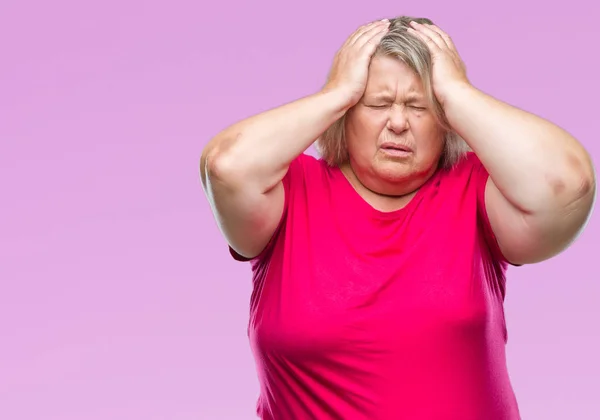 高级加尺寸的白种女人在孤立的背景下患有头痛绝望和压力 因为疼痛和偏头痛 手在头上 — 图库照片