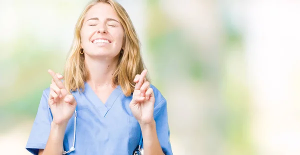 Bella Giovane Donna Medico Indossa Uniforme Medica Sfondo Isolato Sorridendo — Foto Stock