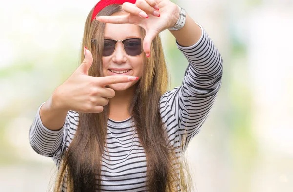 Junge Schöne Kaukasische Frau Mit Sonnenbrille Über Isoliertem Hintergrund Lächelnd — Stockfoto