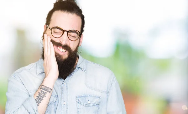 Homem Jovem Hipster Com Cabelos Longos Barba Vestindo Óculos Tocando — Fotografia de Stock