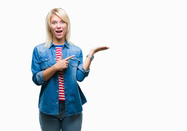 Jonge Mooie Blonde Vrouw Denim Jasje Dragen Geïsoleerde Achtergrond Verbaasd — Stockfoto