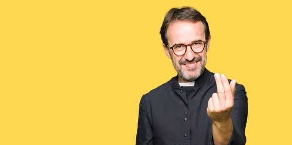 Homem Padre Meia Idade Vestindo Roupão Católico Beckoning Vir Aqui — Fotografia de Stock