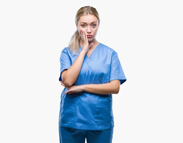 Joven Cirujana Rubia Doctora Vistiendo Uniforme Médico Sobre Fondo Aislado —  Fotos de Stock