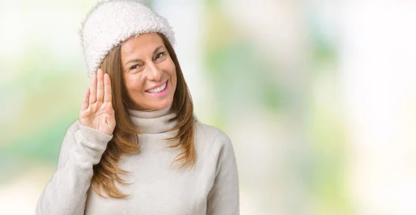 Hermosa Mujer Mediana Edad Con Suéter Invierno Sombrero Sobre Fondo —  Fotos de Stock