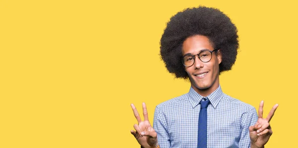 Unga Afroamerikanska Affärsman Med Afro Hår Glasögon Leende Ser Att — Stockfoto