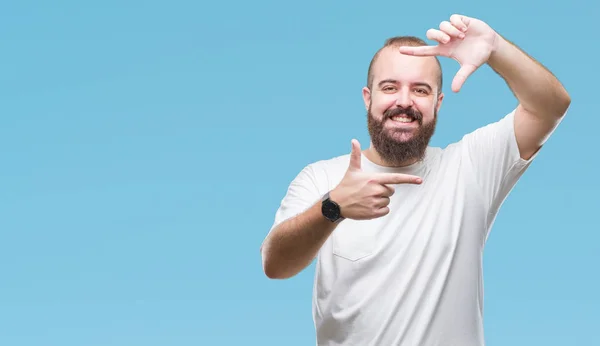 Unga Kaukasiska Hipster Man Bär Casual Shirt Över Isolerade Bakgrund — Stockfoto